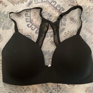 Victoria Secret Bra 34D.   B8